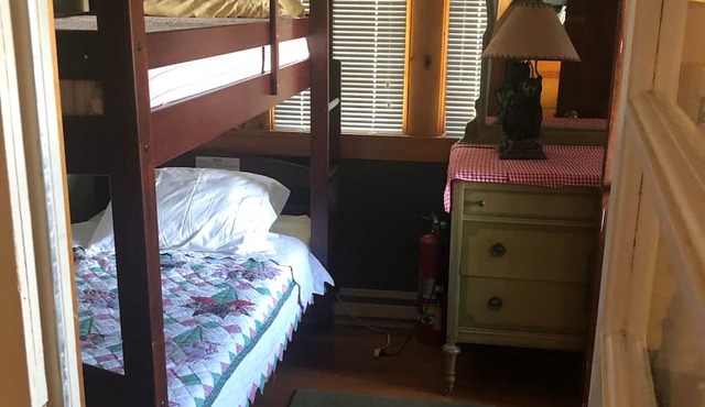Beautiful 2.5 Bedroom House on Cranberry Lake in Eagle River