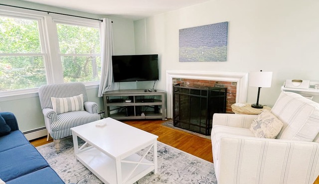 Charming Cape Cod cottage on Depot Pond & bike trail with pond access in Eastham