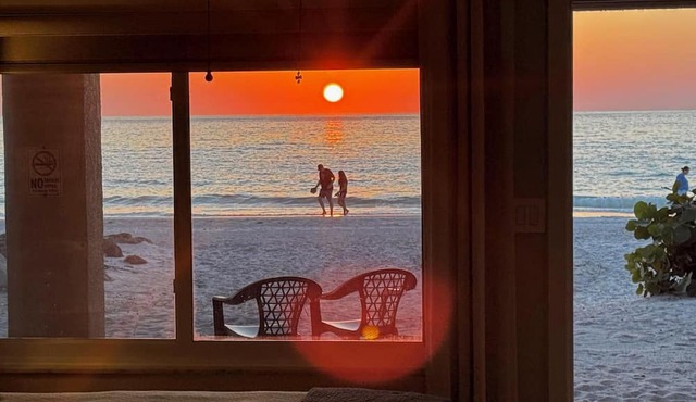 Beachfront Studio on the sand - New Remode,l Free Parking I in Bradenton Beach