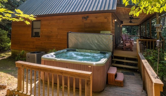 Jenny's Cabin-Hot Tub - WIFI - covered deck in Bryson City