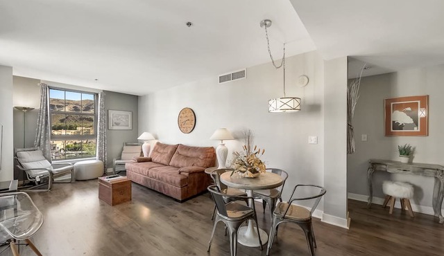 Stunning Lakeview 2BR with Pool, Lake Las Vegas in Henderson