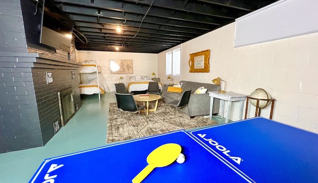 ALLEGAN FIELDS Sleeps 24, Pool, HotTub, Fireplace, Fire Pit, PingPong, Billiards in Fennville
