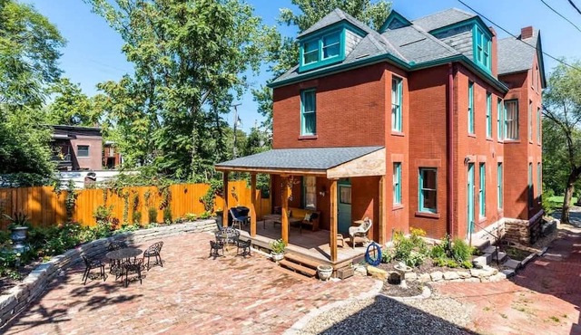 ★ Views ★ Walk to Downtown ★ Lux King Bed ★ WIFI ★ in KCMO