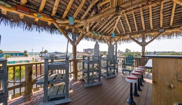 Pet-friendly home located near Seawall. in Galveston