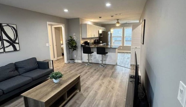 Spacious 2BR Apt (Sleeps 6): 2 KING Beds & Balcony in South Beloit