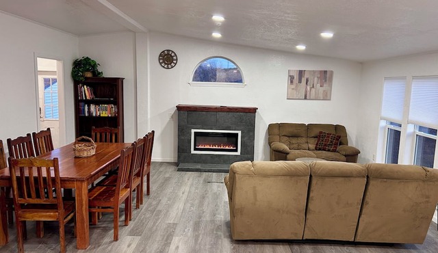 Four Corners Retreat! Spacious 4-bedroom house in Aztec, NM. in Aztec