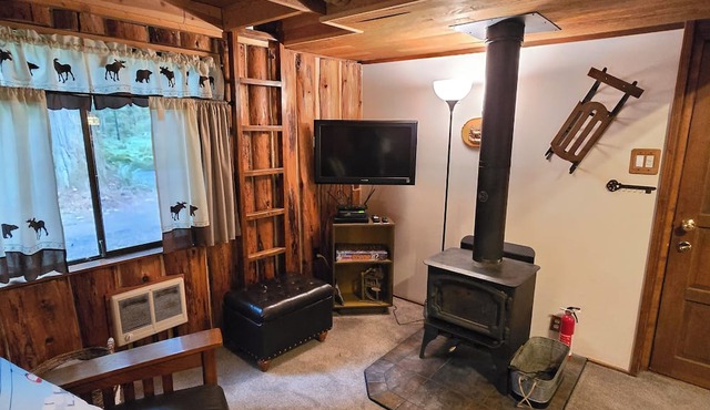 Vintage Cabin Near Zig Zag River with Hot tub & Sauna in Rhododendron
