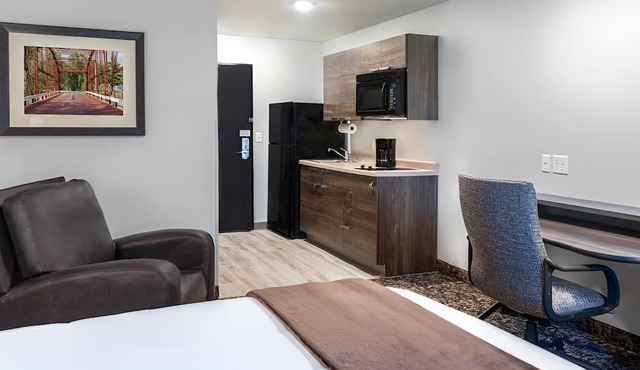 Pet-Friendly Room w/Kitchen + Blackout Curtains – Ideal for Restful Stays in Green Bay