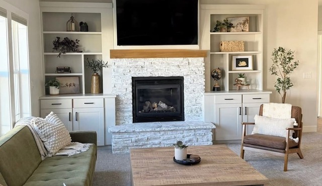 Spacious retreat, sleeps 18 guests comfortably, theater and game room in Smithfield