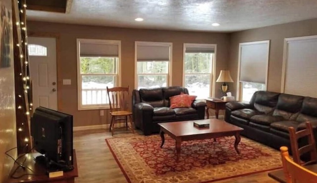 Charming 4-bedroom cabin with AC in peaceful Rhododendron in Rhododendron