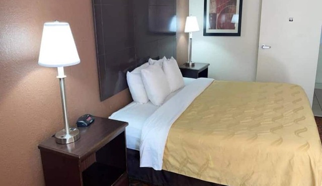1 King Bed | Smoking, Micfridge in Oklahoma City OK