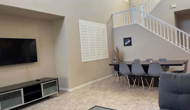 Cozy Getaway w/Vaulted ceilings -6 miles to strip in Las Vegas