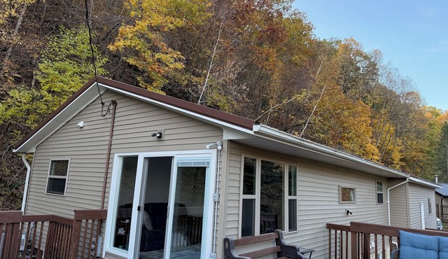 Charming 3-bedroom cottage with a river view in the bluffs just south of Lansing in Lansing