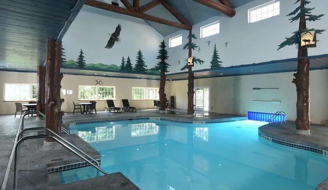 Queen Suite w/Balcony, Breakfast & Parking | 6mi to Children's Museum in Onalaska