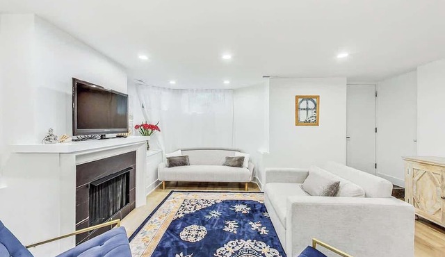 Luxury Lincoln Park Gem with Gourmet Kitchen & City Views in Chicago