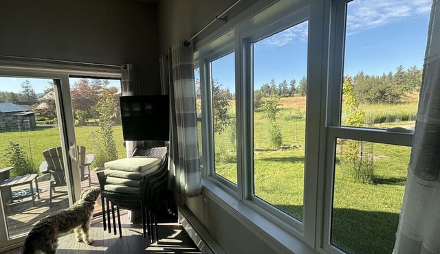 Sunflower Resort Susan Cabin is in the ultra-quiet Winthrop South community, with a 10 minute walk to downtown & on the pedestrian trail. in Winthrop