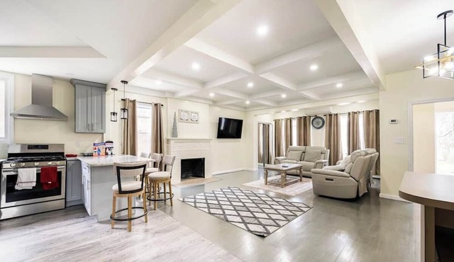 Prime Location | Walk to Subway | 10 Min to JFK/LGA | Free Parking! in Queens
