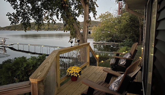 Adorable Updated Cozy Cottage set on Lake Wisconsin's Sunset Bay in Lodi