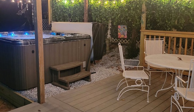 Spacious 3 bedroom, 2 full baths, hot tub, fireplace, full kitchen, outside deck in Anna
