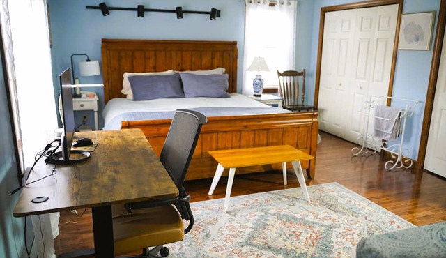 Serene Waterfront Cottage, Private Dock, Walk to Beach, Golf, Ferry, Cafe & Shop in Barnstable