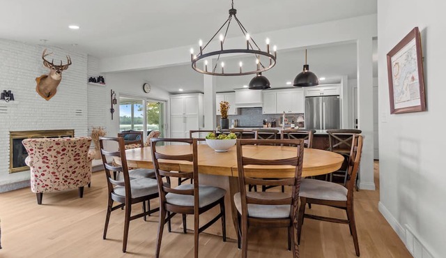Remodeled Lake Retreat: Putting Green & Game Room+Bar! Forever Wild Views in Green Lake