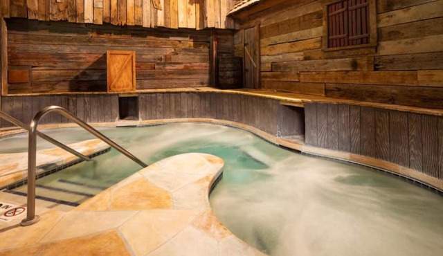Two Queen Fireplace Suite With Access to Pool, Hot Tub, and Gym in Rothschild