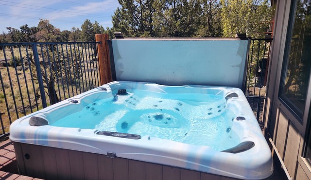 Family fun in Eagle Crest 6 Bedrooms, sleeps 15. Hot tub, forever views, privacy in Redmond