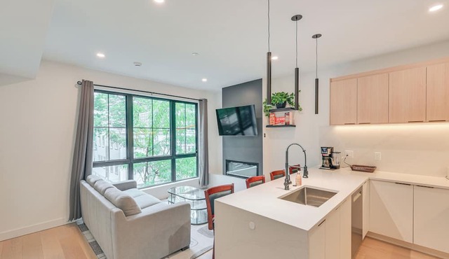 Near Biotechs & MIT: Cozy Condo w/Fireplace in Cambridge