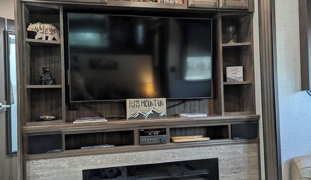 Cozy RV with WiFi and AC in Wonderful Spokane, The Bear Den in SPOKANE