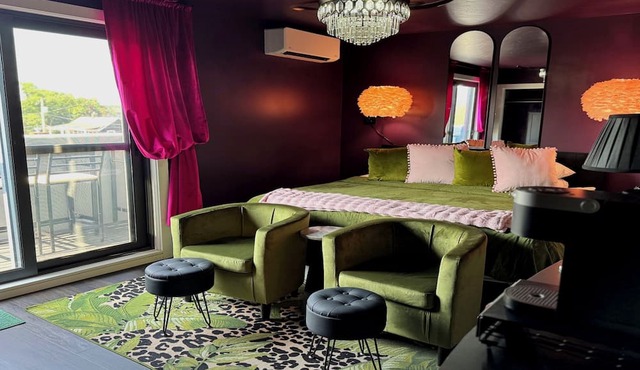Romantic Couples Getaway W/Fireplace &Private Patio Walk Everywhere in Saugatuck