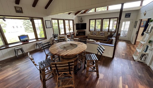Best Downtown Location- Large, Beautiful!- The Queen Elizabeth House in Put-in-Bay