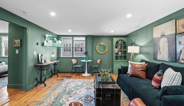 1BR on Salem Common l Steps to Witch Museum and Downtown l Fenced in Yard in Salem