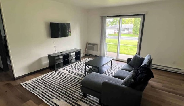 Cozy 1 Bedroom Apartment with King Bed & Patio Near Madison in Sun Prairie