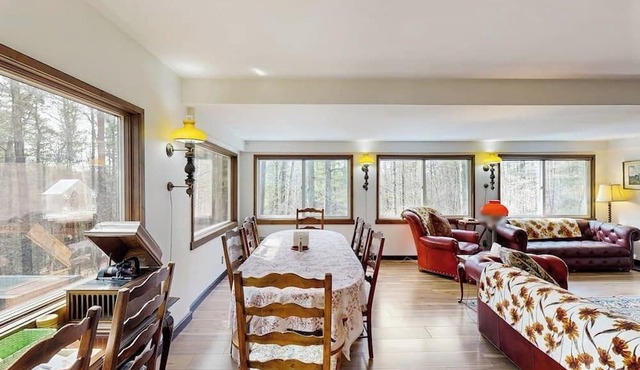 Unique wooded oasis with jacuzzi, sauna, pool, game room - near Keuka Lake in Bath