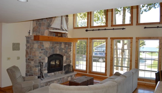 Beautiful Home With Water Views in Peaceful Gills Rock in Ellison Bay