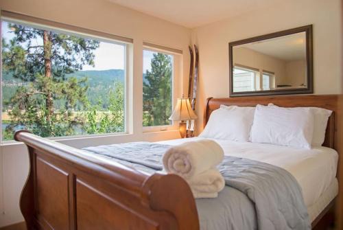 Liberty Lodge - Waterfront Home with Beds for 20 in Liberty Lake