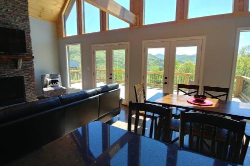 Peace of Heaven, Modern Chic Cabin, Majestic Mountain Views, Hot Tub, Fire Pit, Outdoor Games, Close to Town in Bryson City