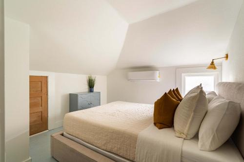 Stay Portland - 3BR - Sleeps 6 - Steps to NW 23rd - Fast WiFi in Portland