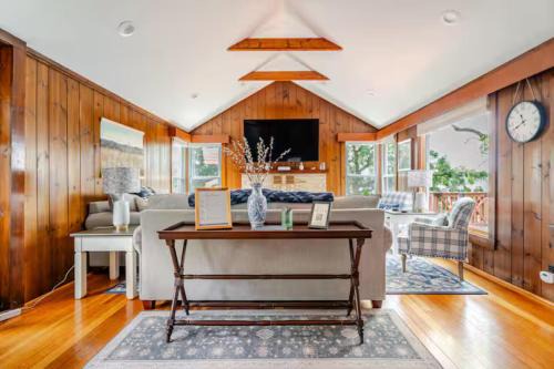 Comfortable Cabin on Lake and 20 min from Ski Hill and Alpine Valley in Burlington