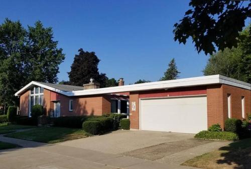 Cheerful 4-bedroom bungalow with indoor fireplace in Buffalo